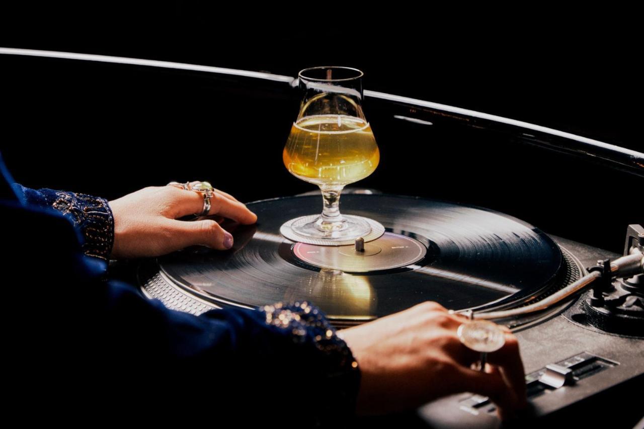 W Melbourne Hotel Ngoại thất bức ảnh A glass of Champagne on a turntable
